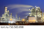 Oil and gas industry - refinery at twilight - factory - petrochemical plant. Стоковое фото, агентство Ingram Publishing / Фотобанк Лори