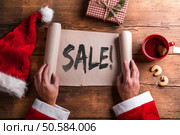 Santa Claus holding an empty wish list in his hands. Santa Claus and wishlist. Стоковое фото, агентство Ingram Publishing / Фотобанк Лори