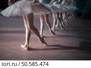 Dancers in white tutu synchronized dancing on stage. Repetition.. Dancers in white tutu synchronized dancing. Редакционное фото, агентство Ingram Publishing / Фотобанк Лори