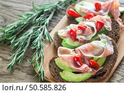 Sandwiches with avocado and prosciutto. Стоковое фото, агентство Ingram Publishing / Фотобанк Лори