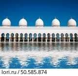 five domes of Sheikh Zayed Mosque in Abu Dhabi. ive domes of Sheikh Zayed Mosque. Стоковое фото, агентство Ingram Publishing / Фотобанк Лори