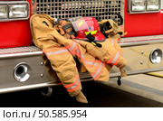 Fire fighters participating in a  traped person training excercise. Стоковое фото, агентство Ingram Publishing / Фотобанк Лори