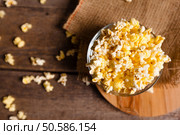 Salt popcorn on the wooden table. Стоковое фото, агентство Ingram Publishing / Фотобанк Лори