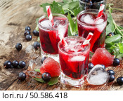 Fresh blackcurrant drink with berries and ice in a heart shape, selective focus. Стоковое фото, агентство Ingram Publishing / Фотобанк Лори