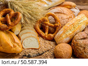 fresh bread  and wheat on the wooden. Стоковое фото, агентство Ingram Publishing / Фотобанк Лори