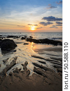 Tropical rock beach sunset with beautiful cloudscape skyline. Стоковое фото, агентство Ingram Publishing / Фотобанк Лори