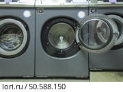 Industrial Washing in public shop, business and laundry. Стоковое фото, агентство Ingram Publishing / Фотобанк Лори