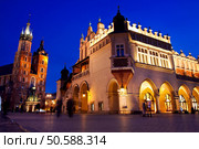 St. Mary’s church and Sukiennice in Krakow at night. Стоковое фото, агентство Ingram Publishing / Фотобанк Лори