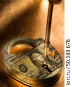 Key and lock with US Dollar bill imprinted on it. 24316813. Стоковое фото, агентство Ingram Publishing / Фотобанк Лори