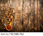 Kebab with tomato sauce. On wooden background.. Kebab with tomato sauce. Стоковое фото, агентство Ingram Publishing / Фотобанк Лори