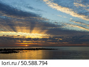 First rays of light on a winter day over the Moreton Bay, Queensland, Australia. Стоковое фото, агентство Ingram Publishing / Фотобанк Лори