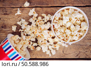 Popcorn in  bucket on white background. Стоковое фото, агентство Ingram Publishing / Фотобанк Лори