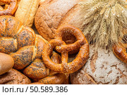 fresh bread  and wheat on the wooden. Стоковое фото, агентство Ingram Publishing / Фотобанк Лори