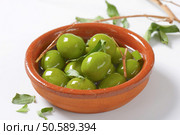 Bowl of green olives in oil. Стоковое фото, агентство Ingram Publishing / Фотобанк Лори