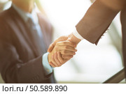 businessman shaking hands to seal deal with his partner. Стоковое фото, агентство Ingram Publishing / Фотобанк Лори