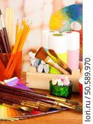 Artistic equipment: paint, brushes and art palette. Стоковое фото, агентство Ingram Publishing / Фотобанк Лори