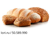 Plenty of sliced bread background. Bakery and grocery concept. Fresh, healthy whole grain sliced rye loaf, sprinkled flour on sackcloth and rustic wood table, food closeup.. Bakery concept. Plenty of sliced rye bread background. Стоковое фото, агентство Ingram Publishing / Фотобанк Лори