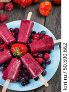 Homemade organic berry fruit lolly pops on plate with summer fruits. Стоковое фото, агентство Ingram Publishing / Фотобанк Лори