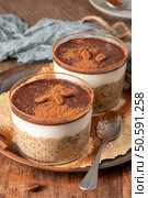 Indulge in a luscious tiramisu-inspired chia pudding, layered with creamy coffee-infused chia and a rich chocolate topping. This delightful breakfast or dessert option combines classic tiramisu flavors with wholesome ingredients for a convenient and satisfying treat. Стоковое фото, агентство Ingram Publishing / Фотобанк Лори