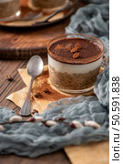 Indulge in a luscious tiramisu-inspired chia pudding, layered with creamy coffee-infused chia and a rich chocolate topping. This delightful breakfast or dessert option combines classic tiramisu flavors with wholesome ingredients for a convenient and satisfying treat. Стоковое фото, агентство Ingram Publishing / Фотобанк Лори