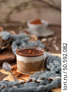 Experience a delightful tiramisu-inspired chia pudding, featuring layers of creamy coffee-infused chia and a luscious chocolate topping. This guilt-free breakfast or dessert combines classic flavors with wholesome ingredients for a convenient and satisfying treat. Стоковое фото, агентство Ingram Publishing / Фотобанк Лори