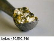 Ice-cream scoop full of vitamin E capsules. Стоковое фото, агентство Ingram Publishing / Фотобанк Лори