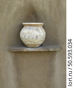 Ceramic pot with faded paint on ledge of exterior adobe wall. Стоковое фото, агентство Ingram Publishing / Фотобанк Лори