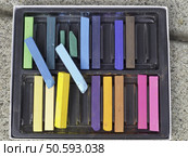 Box of chalk sticks for decoration of sidewalks and streets at urban art festival. Стоковое фото, агентство Ingram Publishing / Фотобанк Лори