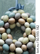 Wreath of Easter eggs on front door. Стоковое фото, агентство Ingram Publishing / Фотобанк Лори