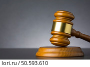 Wooden gavel against gray background, close up. Стоковое фото, агентство Ingram Publishing / Фотобанк Лори