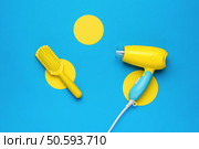 Yellow comb and yellow blue background on abstract blue yellow background. Minimal hair care concept.. Yellow comb and yellow blue background on abstract blue yellow background. Стоковое фото, агентство Ingram Publishing / Фотобанк Лори