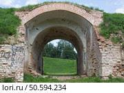 Старинная кирпичная арка в земляном валу. Стоковое фото, фотограф Наталья Иванова / Фотобанк Лори