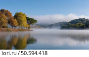 Autumn lake landscape with fog covering the water surface. Стоковое AI-видео, аниматор Юрий Поздников / Фотобанк Лори