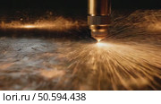 Industrial laser cutter engraving metal surface with sparks. Стоковое AI-видео, аниматор Юрий Поздников / Фотобанк Лори