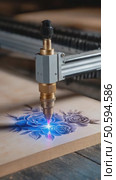 Laser engraving machine engraving floral design on wood. Стоковое AI-видео, аниматор Юрий Поздников / Фотобанк Лори