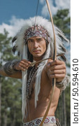 Traditional archer aiming with bow in forest scenery. Стоковое AI-видео, аниматор Юрий Поздников / Фотобанк Лори