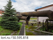 Старая ржавая поврежденная большая труба на производстве. Стоковое фото, фотограф Pukhov K / Фотобанк Лори