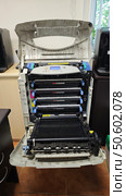 ... Принтер HP Color Jet 5500 с открытой передней крышкой и картриджи к нему. Редакционное фото, фотограф Юлия Дубинина / Фотобанк Лори