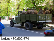 Грузовик ЗИС-5В с солдатами в колонне старой военной техники времен Второй Мировой войны. Волгоград, Центральный район, Россия. (2022 год). Редакционное фото, фотограф Андрей Цыганков / Фотобанк Лори