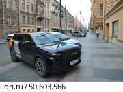 Улица Рубинштейна с припаркованными автомобилями в историческом центре города в Санкт-Петербурге. Редакционное фото, фотограф Сергеев Валерий / Фотобанк Лори