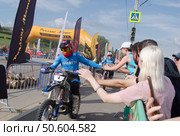 Приветствие зрителями мотогонщиков после заезда на Суперэндуро 2025 3й этап в Волгограде 29.06.25г. Редакционное фото, фотограф Тамара Селиванова / Фотобанк Лори