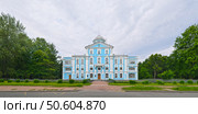 Voronzov Mansion (Novoznamenka Estate, St. Petersburg), blue-and-white Baroque palace by Trezzini and Rinaldi, summer view with green meadow. Стоковое фото, фотограф Елена  Попкова / Фотобанк Лори
