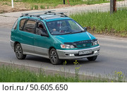 Автомобиль Toyota Ipsum. Редакционное фото, фотограф Анатолий Володин / Фотобанк Лори