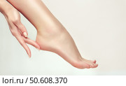 Beautiful well-groomed female legs . Foot care . Depilation of hair on the feet .Skin care and cosmetology , and pedicure. Стоковое фото, фотограф Sofia Zhuravetc / Фотобанк Лори