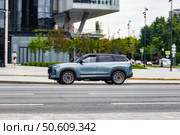 Blue SUV Jaecoo J7 car speed driving on asphalt city road at daytime. Редакционное фото, фотограф Константин Григорьев / Фотобанк Лори