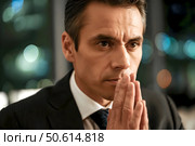 Задумчивый бизнесмен в костюме обдумывает решение у окна ночного офиса. Стоковое AI-изображение, AI-художник Александр Бушков / Фотобанк Лори