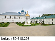 Ротонда с Феодоровской иконой Божией Матери и Богоявленский собор в Богоявленском монастыре в Угличе. Ярославская область, Россия (2024 год). Стоковое фото, фотограф Елена Коромыслова / Фотобанк Лори