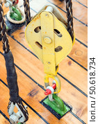 Корабельный блок с канатом на палубе парусного корабля. A ship's block with a rope on the deck of a sailing ship. Стоковое фото, фотограф Татьяна Д / Фотобанк Лори