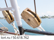 Корабельный блок с канатом на палубе парусного корабля. A ship's block with a rope on the deck of a sailing ship. Стоковое фото, фотограф Татьяна Д / Фотобанк Лори