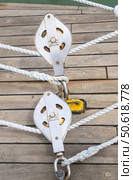 Корабельный блок с канатом на палубе парусного корабля. A ship's block with a rope on the deck of a sailing ship. Стоковое фото, фотограф Татьяна Д / Фотобанк Лори